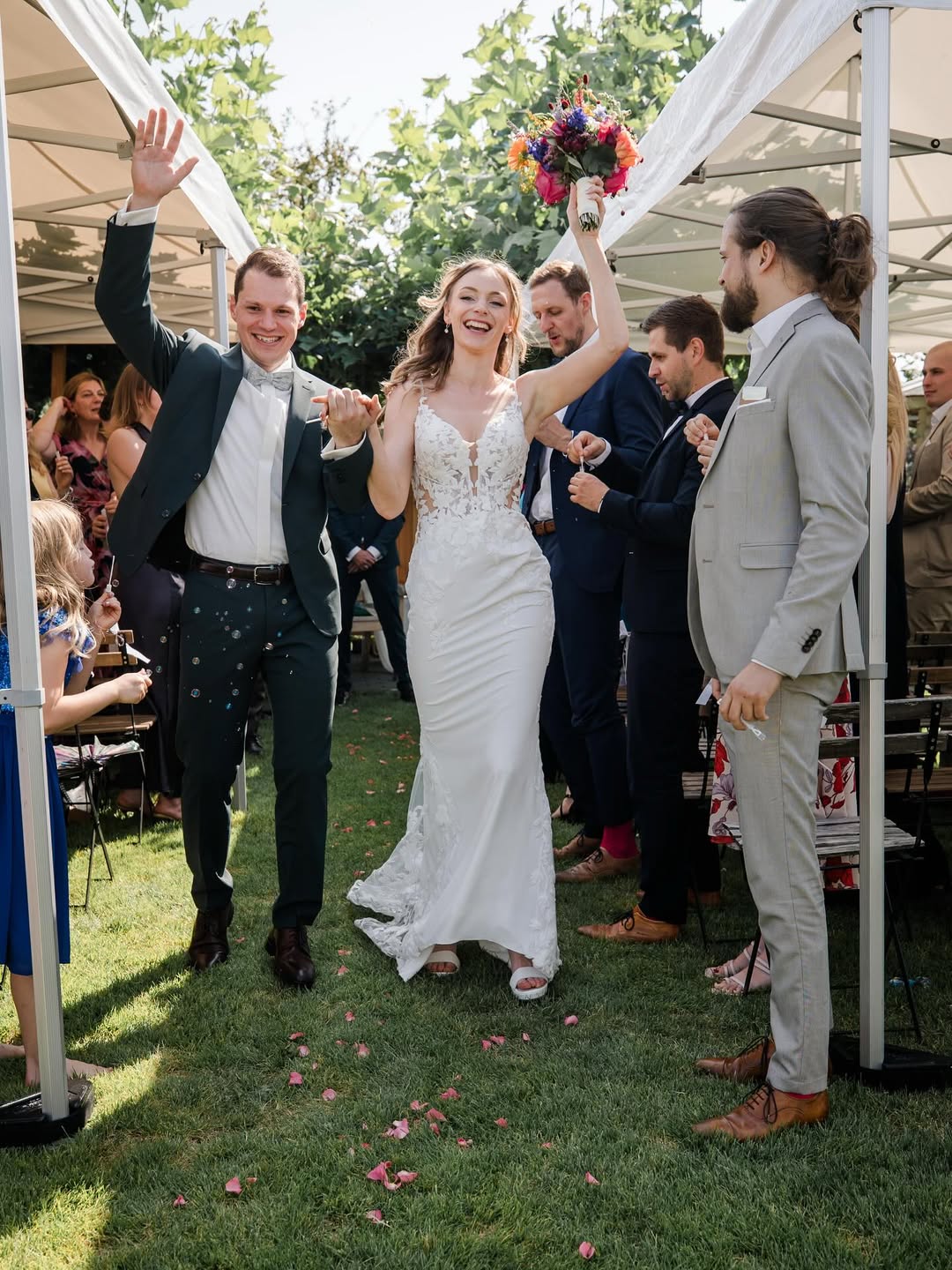 Brautpaar feiert ihre Hochzeit