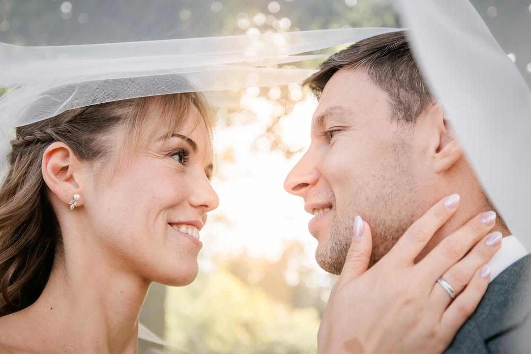 Fröhliche Hochzeitsgesellschaft mit Konfetti – Instagram Post von Stine Photography